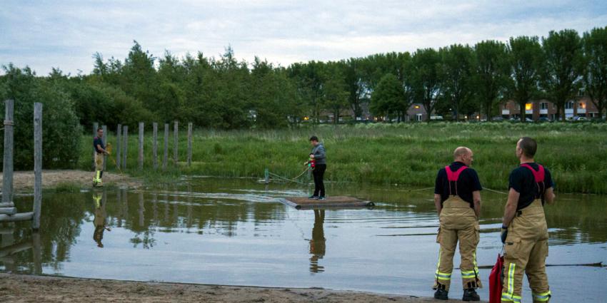 Brandweer redt jongen van vlot