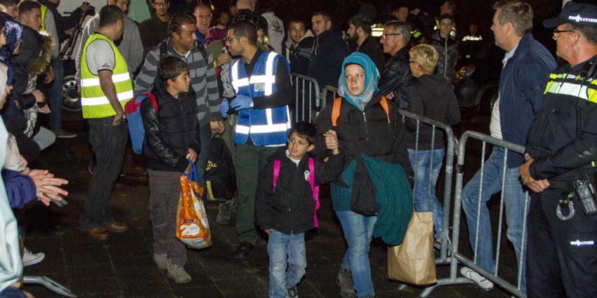 Identificatie vluchtelingen ook in Amsterdam, Rotterdam en Budel