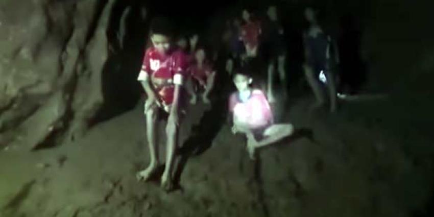 Thaise voetballers in grot krijgen eten 