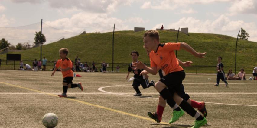 Eerste voetbalinterland NL - DE ooit gespeeld door kleine mensen