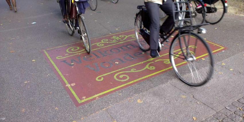 Politie Amsterdam maakt jacht op man die slachtoffers met stinkende substantie besmeurd