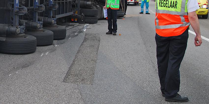 Moerdijkbrug A16 gestremd door gekantelde vrachtwagen