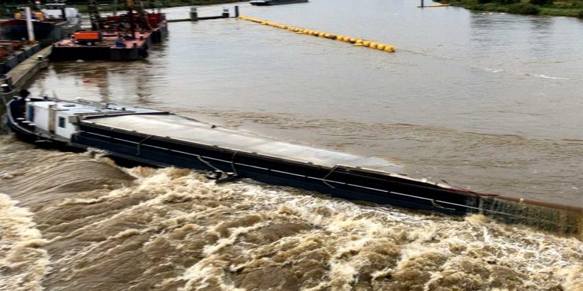vrachtschip-gezonken-aanvaring-stuw-Borgharen