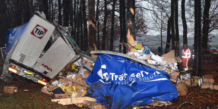 Chauffeur gewond en ravage na ongeval vrachtwagen A28 Spier