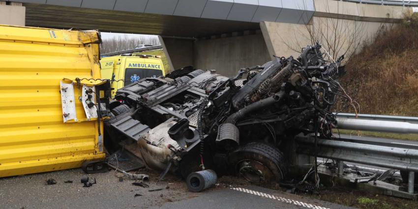 vrachtwagen-brugpijler-ongeval