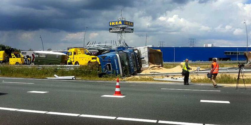 Foto van gekantelde vrachtwagen met graan op A50 | Willy Smits | www.112journaal.nl
