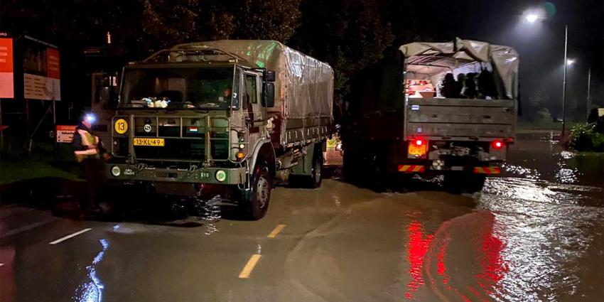 vrachtwagen-militairen-overstroming