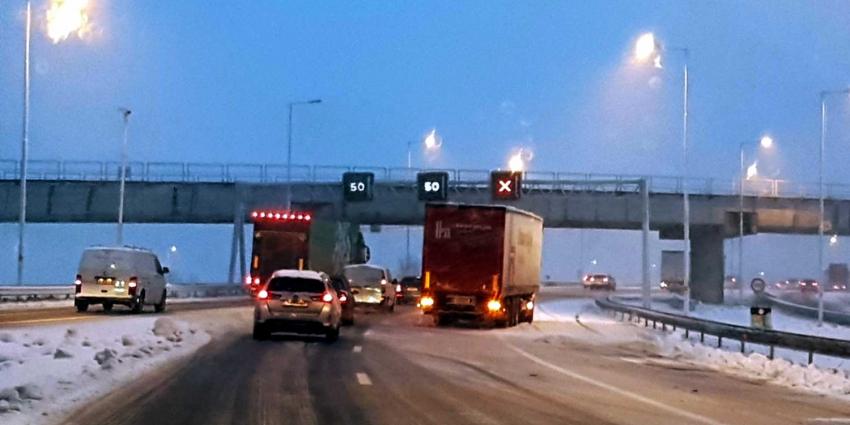 Filerecord: Sneeuwval zorgt voor veel overlast in het verkeer