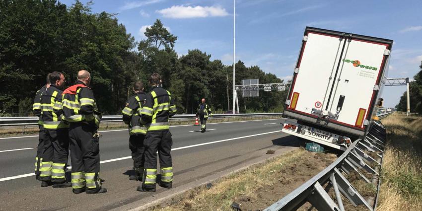 Vrachtwagen met bananen op A58 bij Oirschot wordt na de spits geborgen