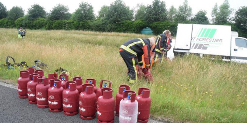Kleine vrachtwagen met gasflessen belandt in de sloot 