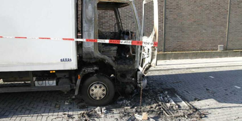 Vrachtwagencabine uitgebrand in Schiedam