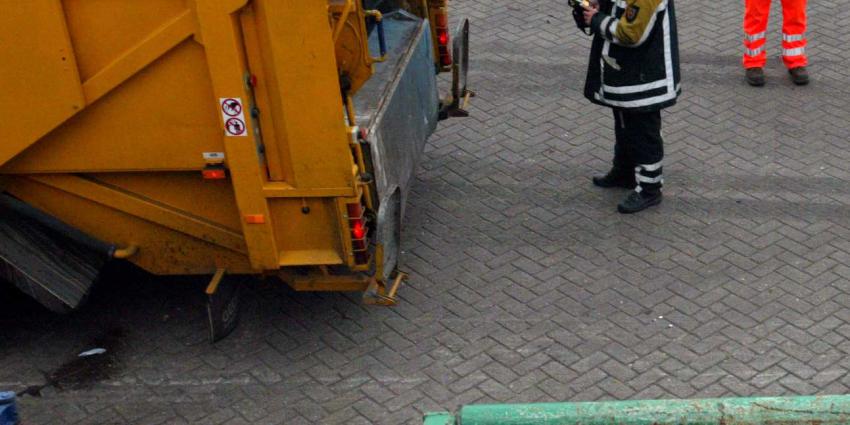 Afvalverwerkers redden gedumpt hondje uit vuilniswagen 