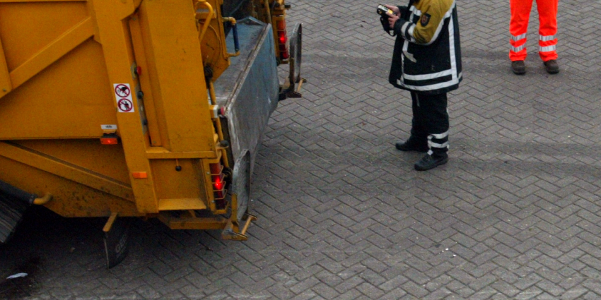 vuilniswagen-brandweerman