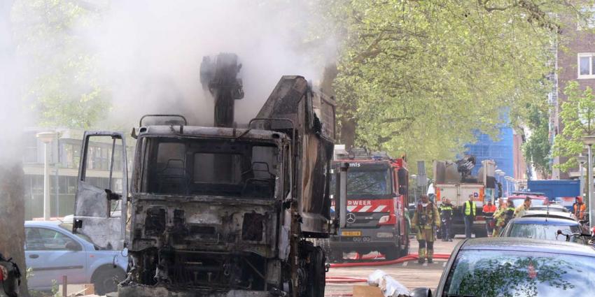 Vuilniswagen in brand in Amsterdamse Kolenkitbuurt 