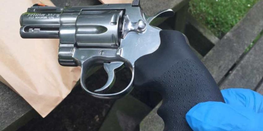 Snelheidsduivel met vuurwapens en groot geldbedrag aangehouden