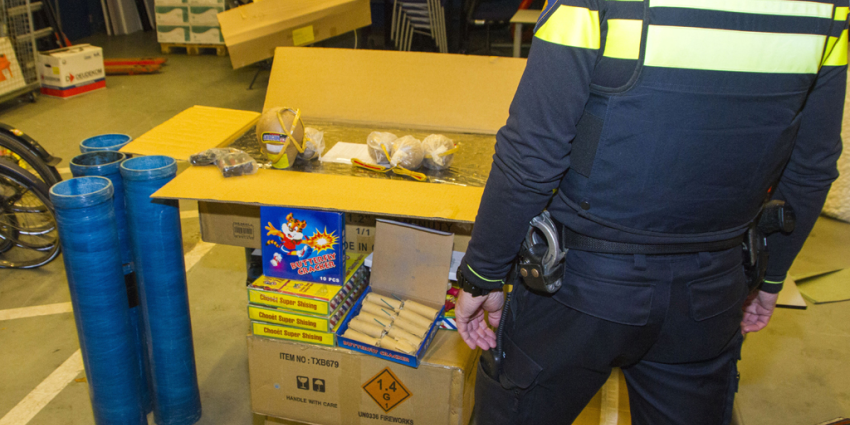 Politie neemt grote partijen illegaal vuurwerk in beslag in Gelderland
