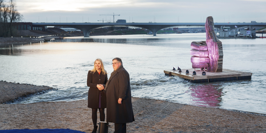 Minister Schultz en burgemeester Bruls halen duim uit de dijk 
