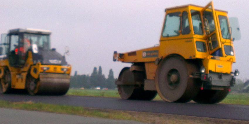 Man klem tussen wals en slootkant