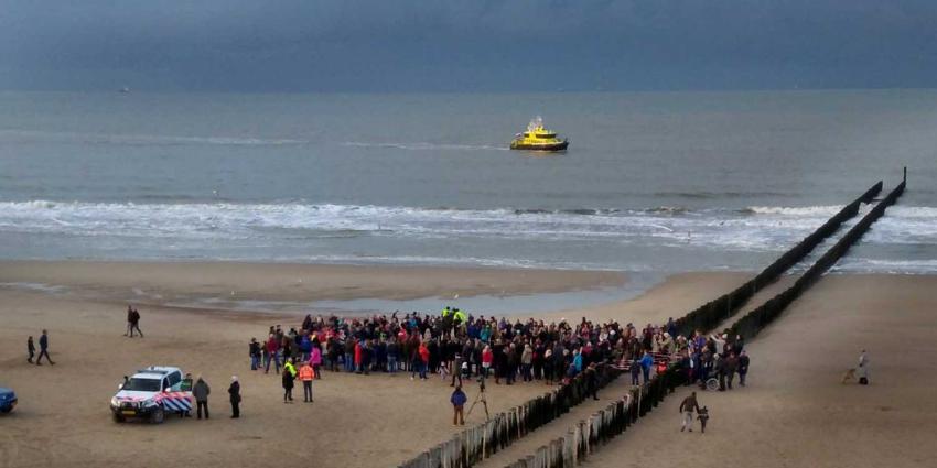 Dode walvis van 13,5 meter aangespoeld op strand Domburg