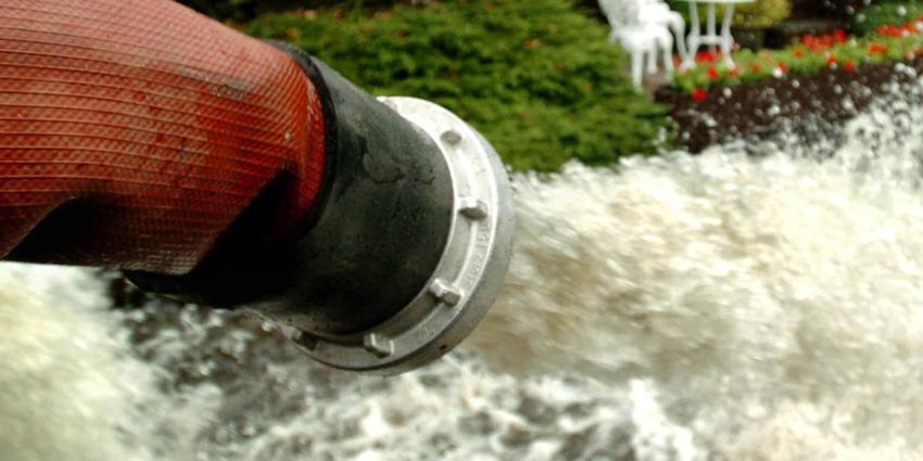 Zinkende woonboot Leiden niet meer te redden
