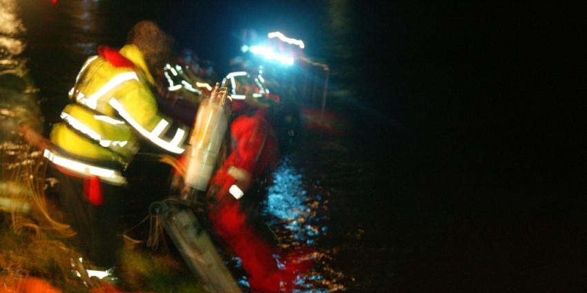 Auto raakt te water, dronken bestuurder zwemt naar de kant