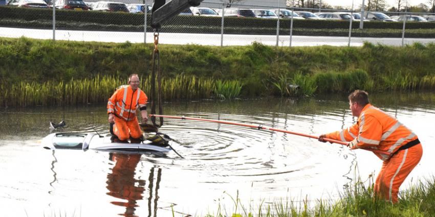 Hengelen naar collega bij auto te water