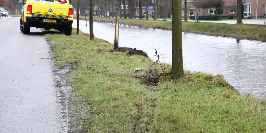 Auto te water. Omstanders redden inzittende