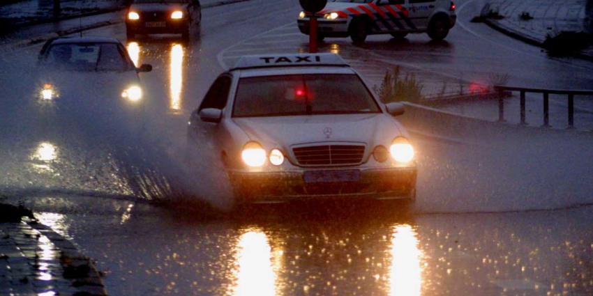 wateroverlast-regenval-taxi