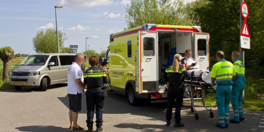 Wielrenner in botsing met bestelbus