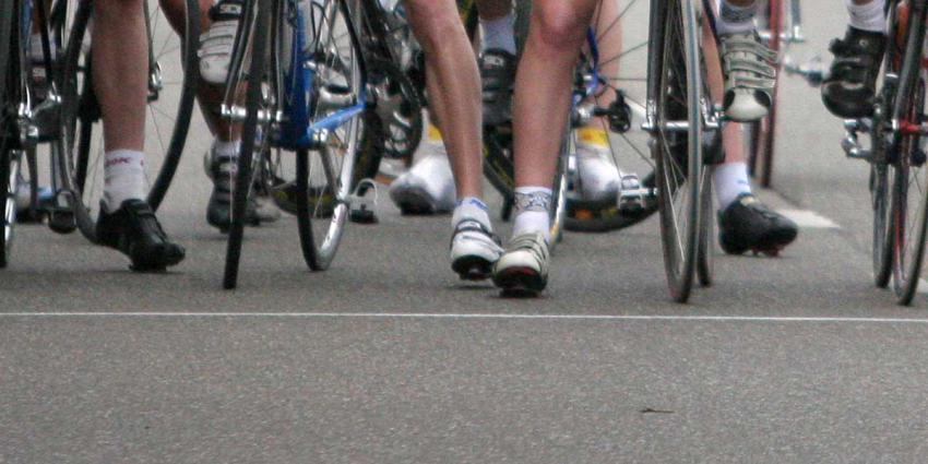 Oud-minister Dekker ernstig gewond na val racefiets