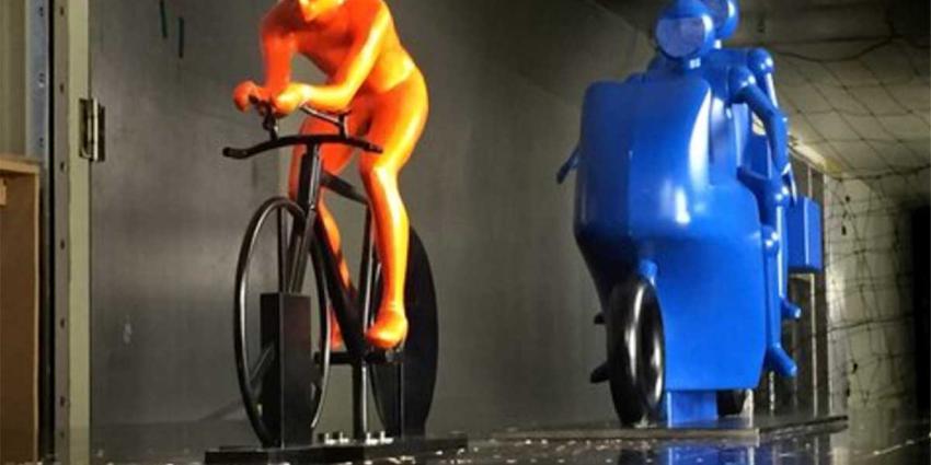  Wielrenner iets sneller door vlak achter hem rijdende motor in Giro-proloog