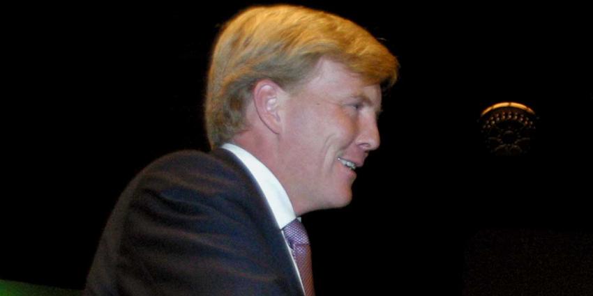 Koning met metro op werkbezoek in Amsterdam Zuidoost