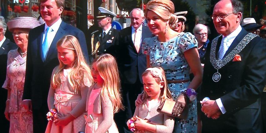 Foto van Willem-Alexander, Maxima en prinsesjes in Amstelveen | NOS