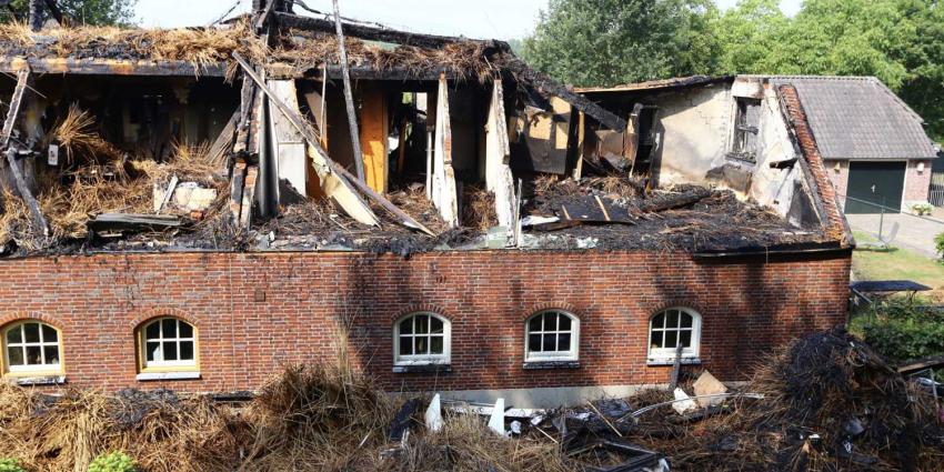 Brand verwoest dubbele woonboerderij Sint-Oedenrode