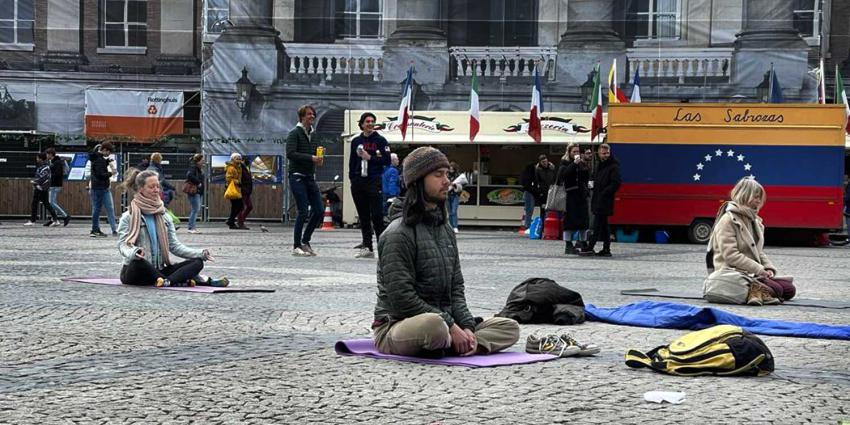 yoga-grote-markt-protest