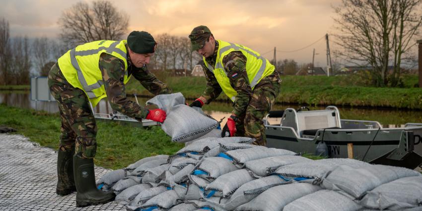 Militairen leggen zandzakker