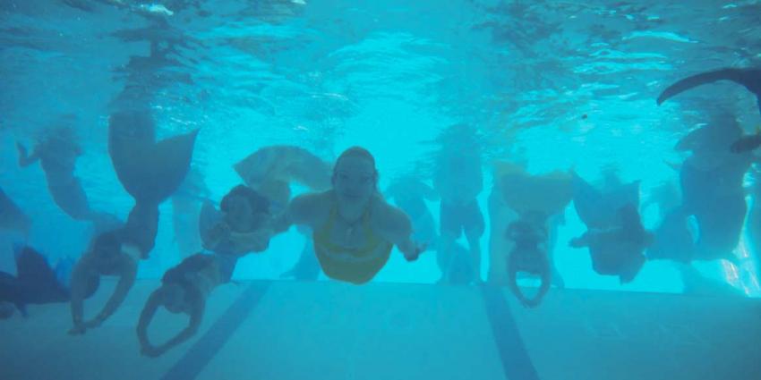 Internationale zeemeerminnen overspoelen zwembad Zeist