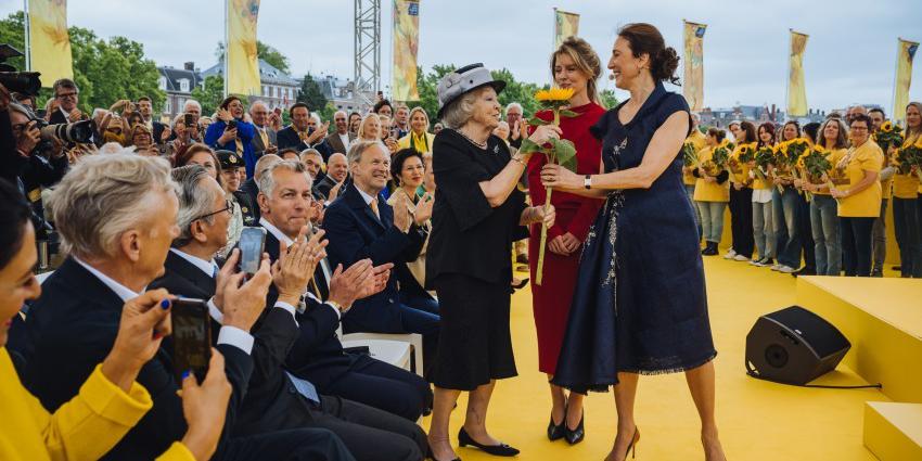 Prinses Beatrix ontvangt zonnebloem
