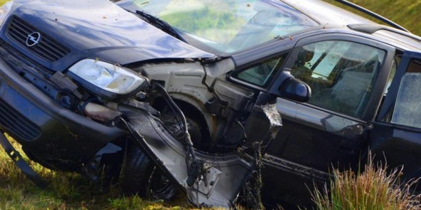 Auto raakt te water op de afrit A7 bij Zuidbroek