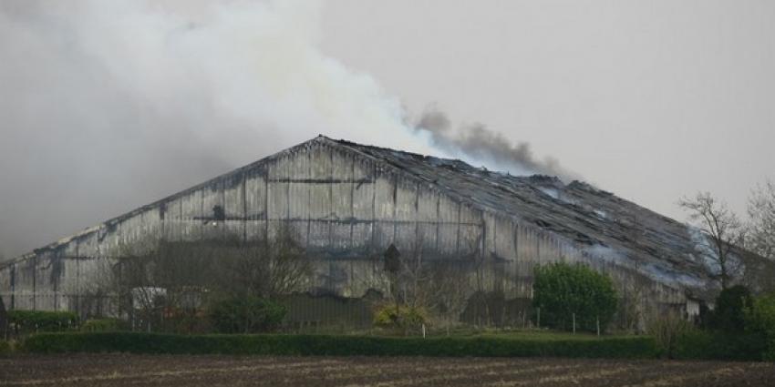 Grote boerderijschuur gaat in Drentse Zuidveld in vlammen op 