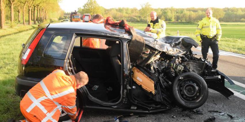 Vrouw (59) komt om het leven bij frontale botsing bij Drentse Zuidwolde 
