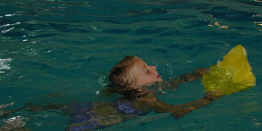 Foto van kind zwemles met drijfplank | Archief EHF