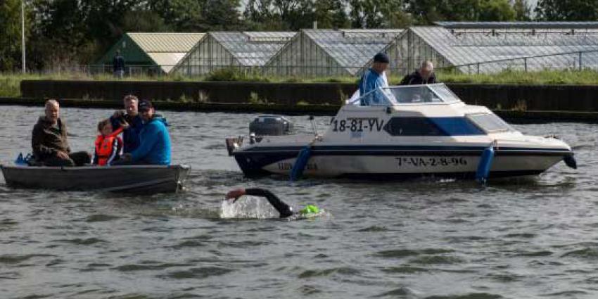 64 km zwemmend de Ringvaart rond voor het goede doel