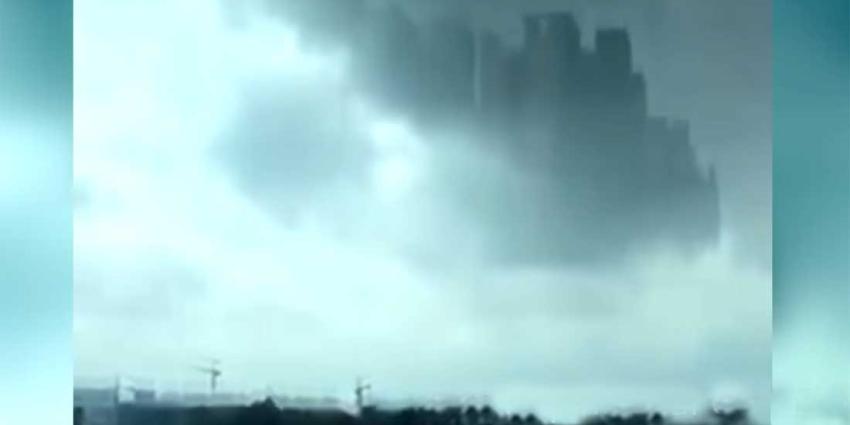 Chinezen zien ze vliegen, complete stad met gebouwen verschijnt in wolkendek