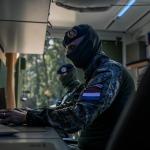 Militairen achter computer