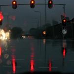 regen-verkeerslicht-donker-herfst