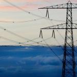 mast-elektriciteit-wolken