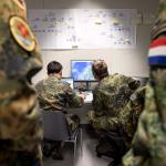 oefening-militairen-gewond-computer