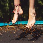 trampoline-voeten-springen-zon