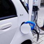 auto-elektrisch-opladen-stekker